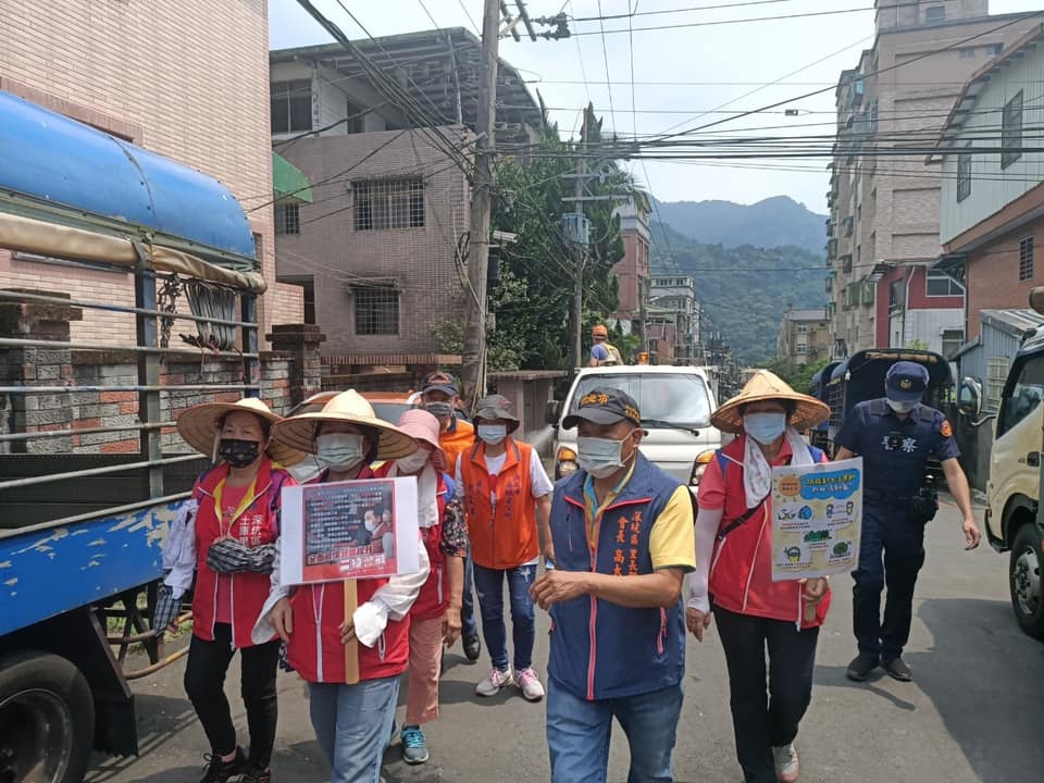 土庫里里長與志工宣導及清消