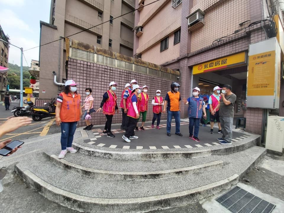 埔新里里長與志工宣導及清消
