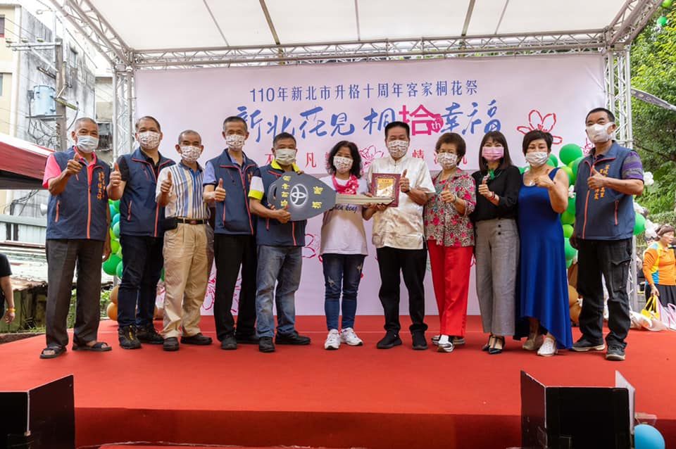 石碇五路財神廟捐贈公務汽車，由區長代表公所致贈感謝狀。