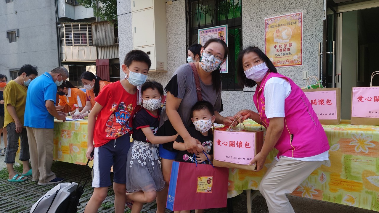 區長與新北市大愛關懷協會中秋送愛心