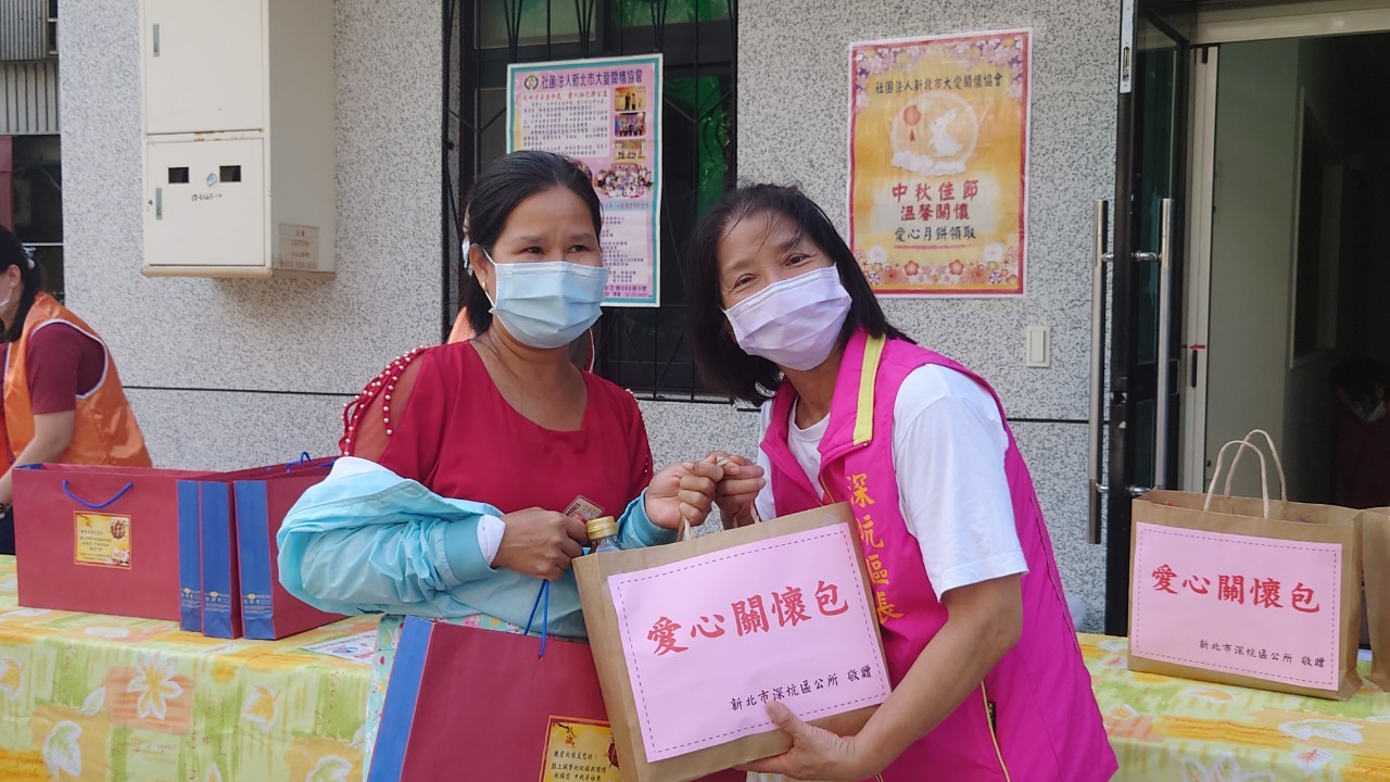 區長致贈愛心關懷包