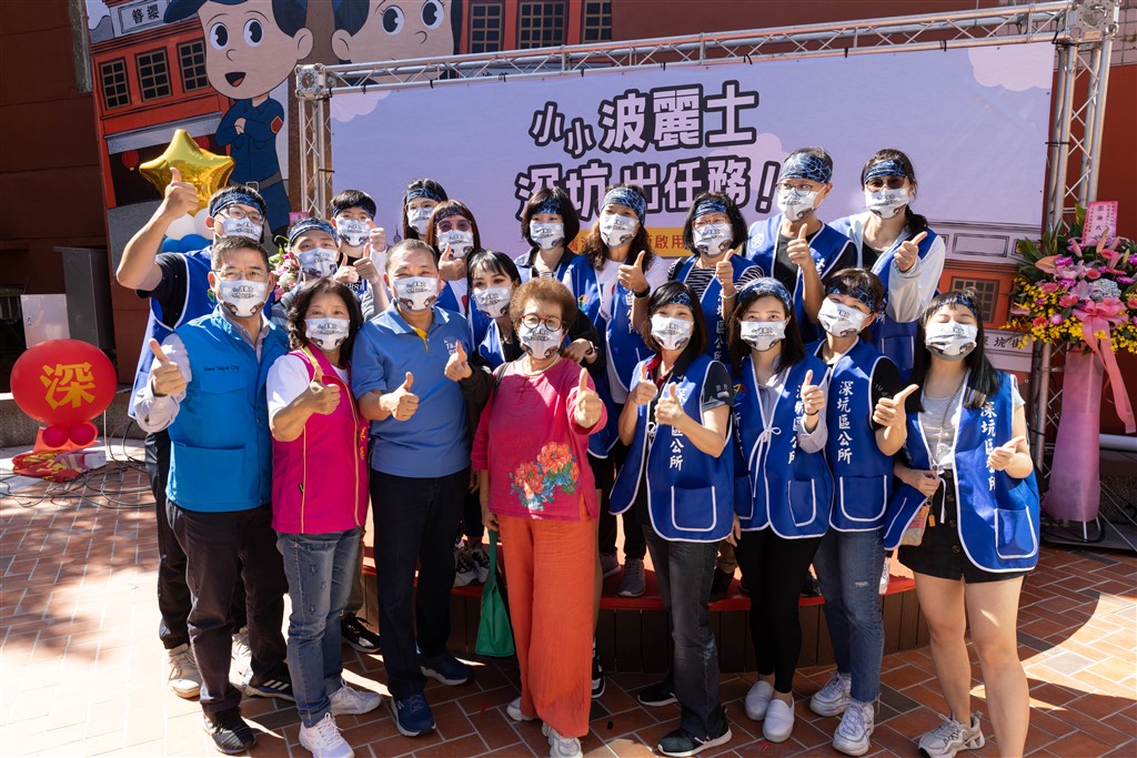 工作團隊與市長區長合影