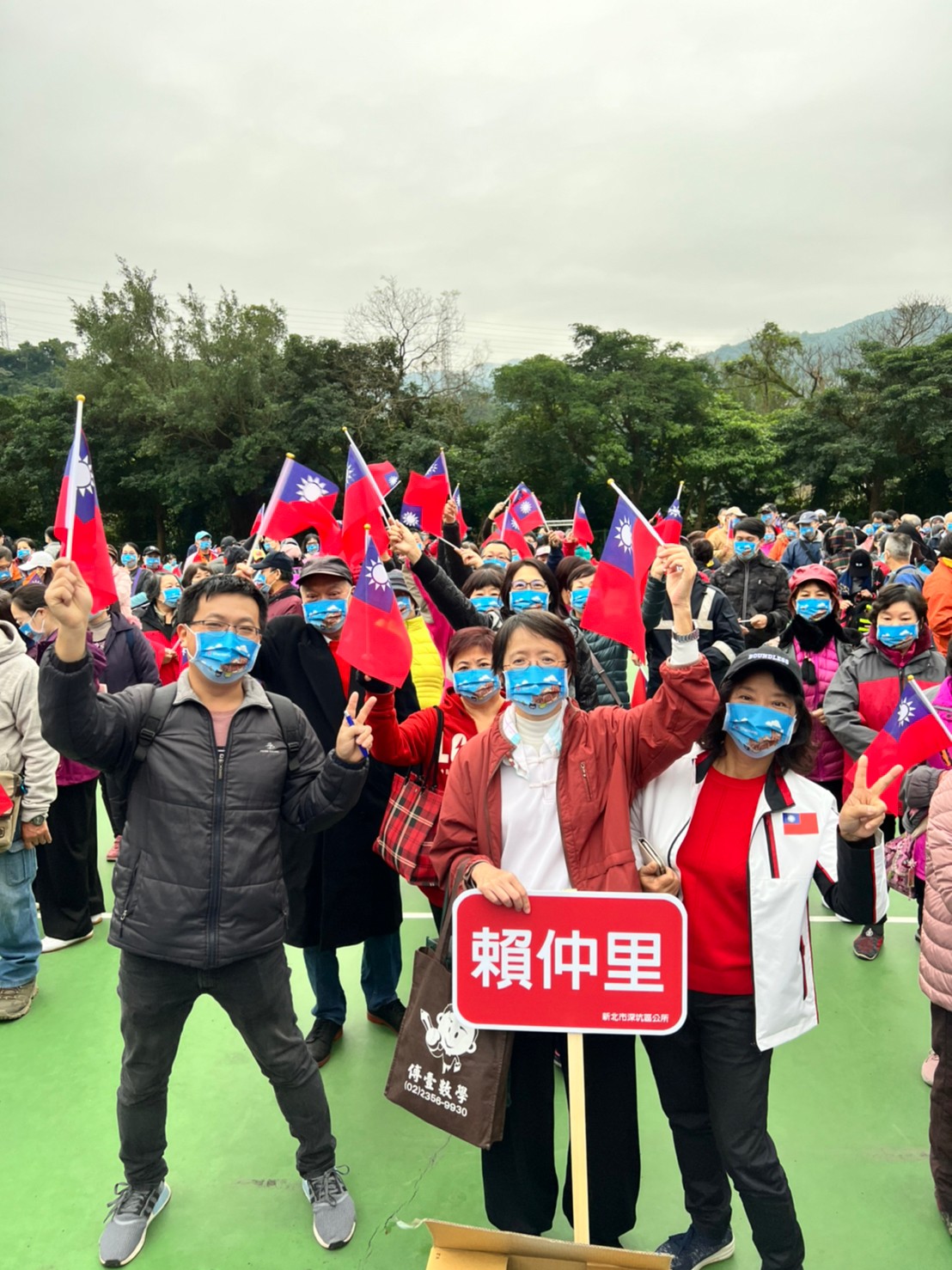 區長與賴仲里里民熱情合照