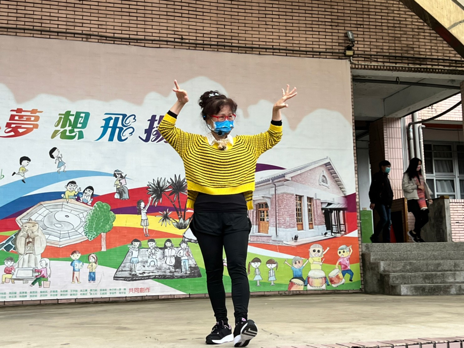 葉翠媚老師活潑生動的帶動跳