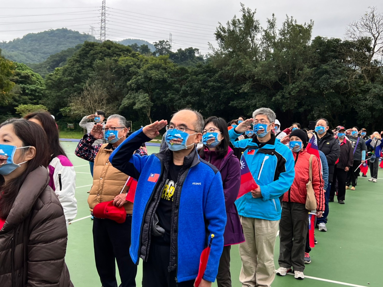 民眾向國旗敬禮