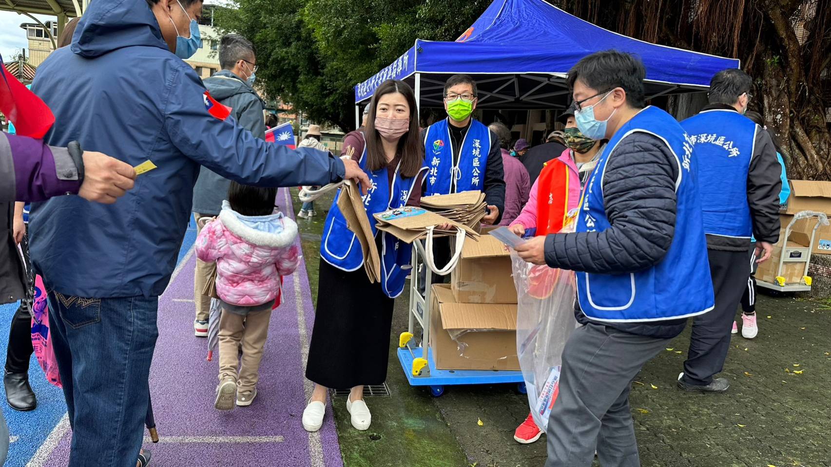 一早熱情的民眾排隊參與升旗典禮