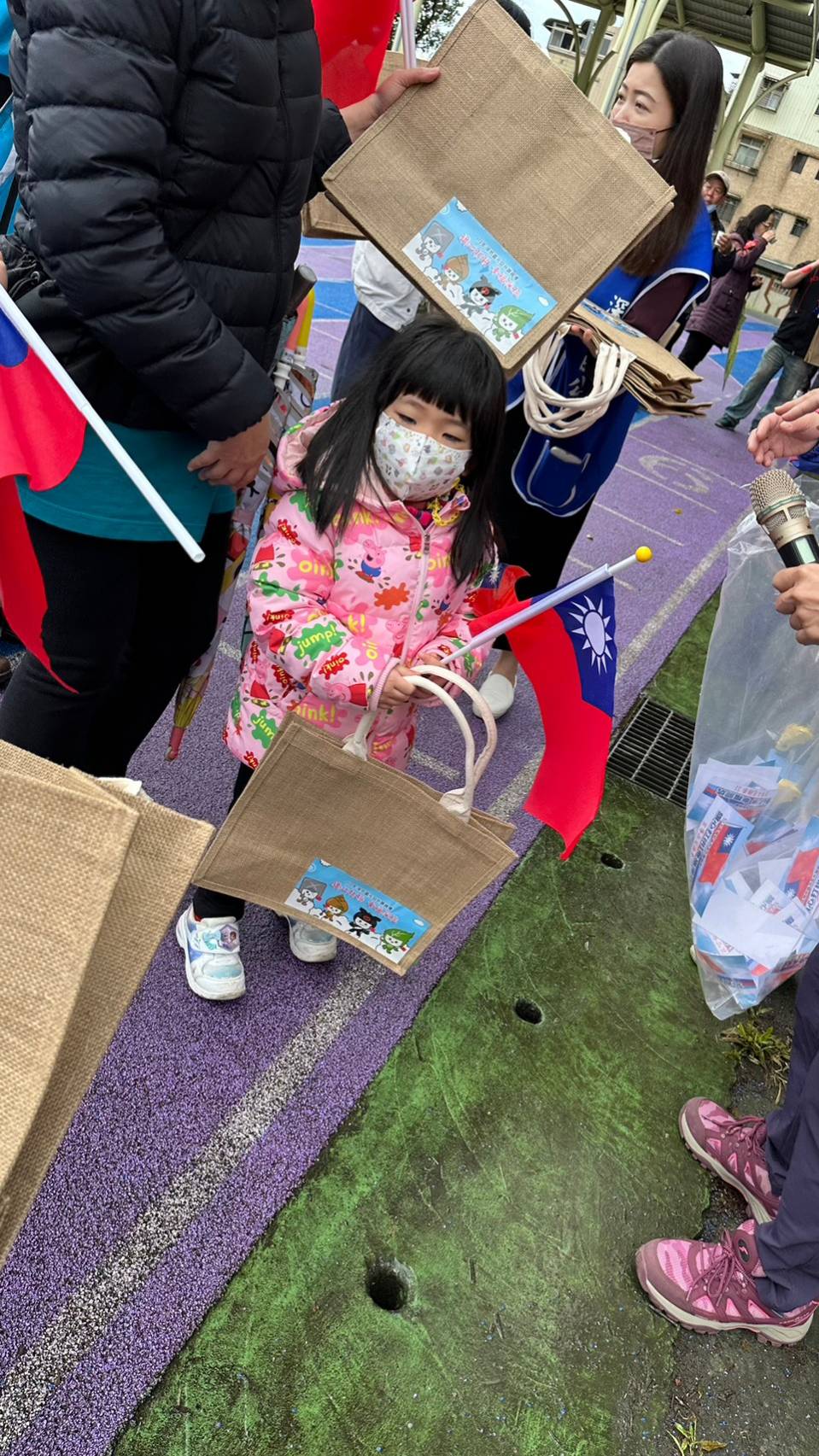一早熱情的民眾排隊參與升旗典禮
