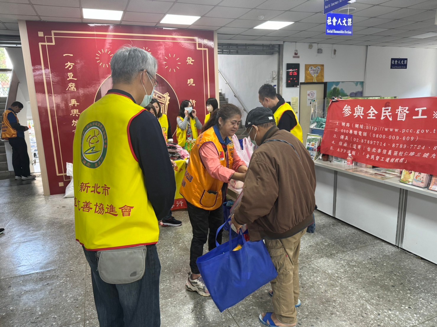 協會成員發放物資給民眾