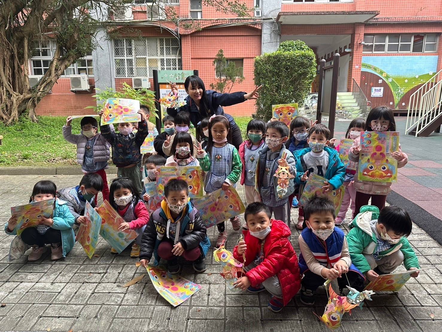 幼稚園發放龍年小提燈