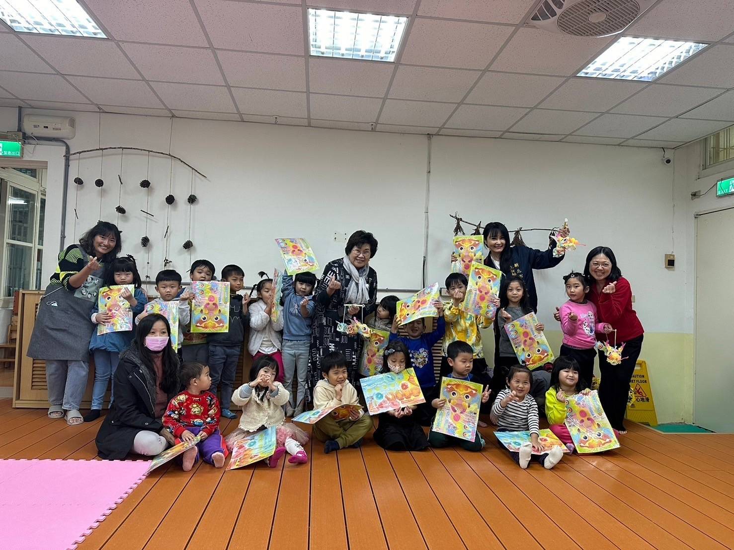 幼稚園發放龍年小提燈