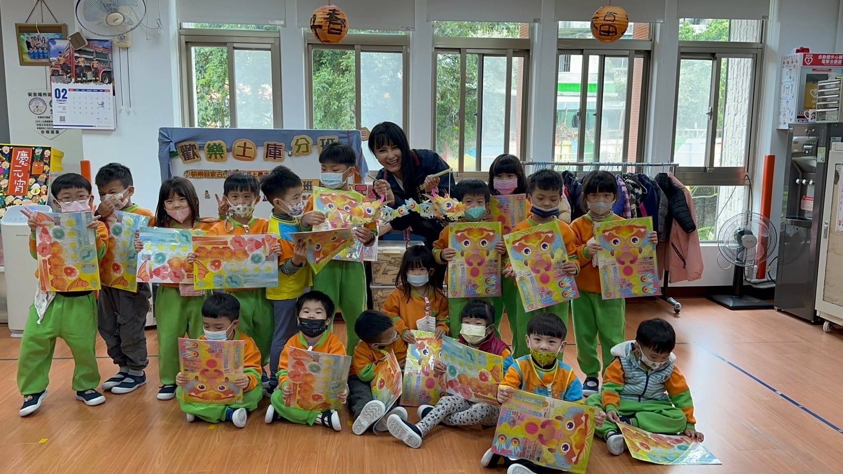 幼稚園發放龍年小提燈