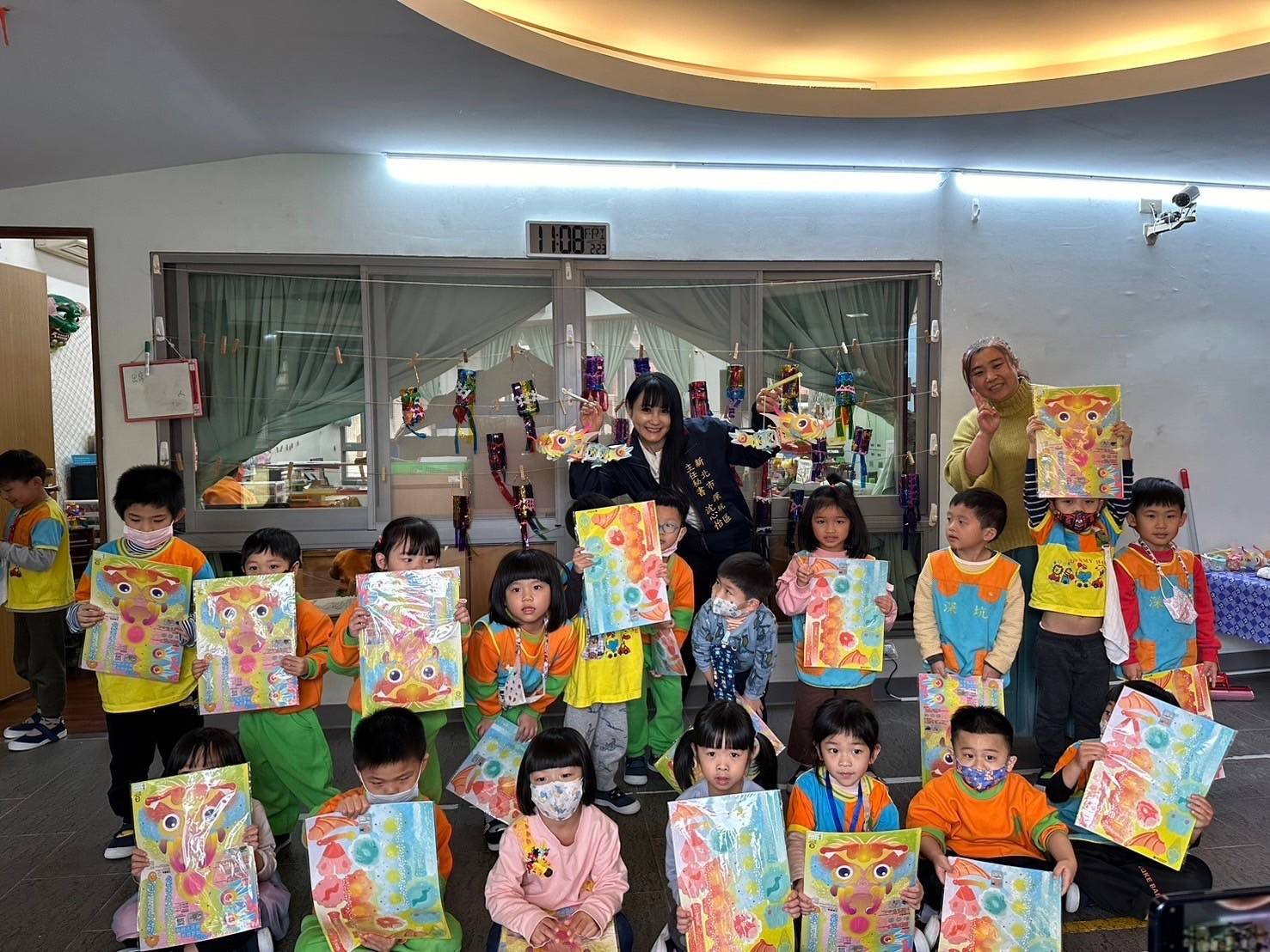 幼稚園發放龍年小提燈