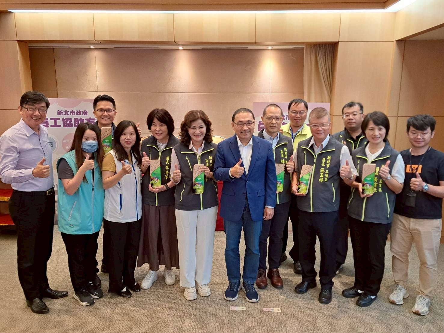 表揚新北市辦理「113年度農業類農情調查工作評鑑」績優區公所，深坑榮獲第1組第3名1