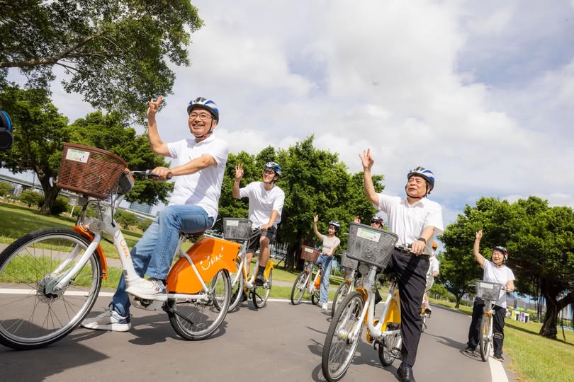 市長與民眾揮手打招呼